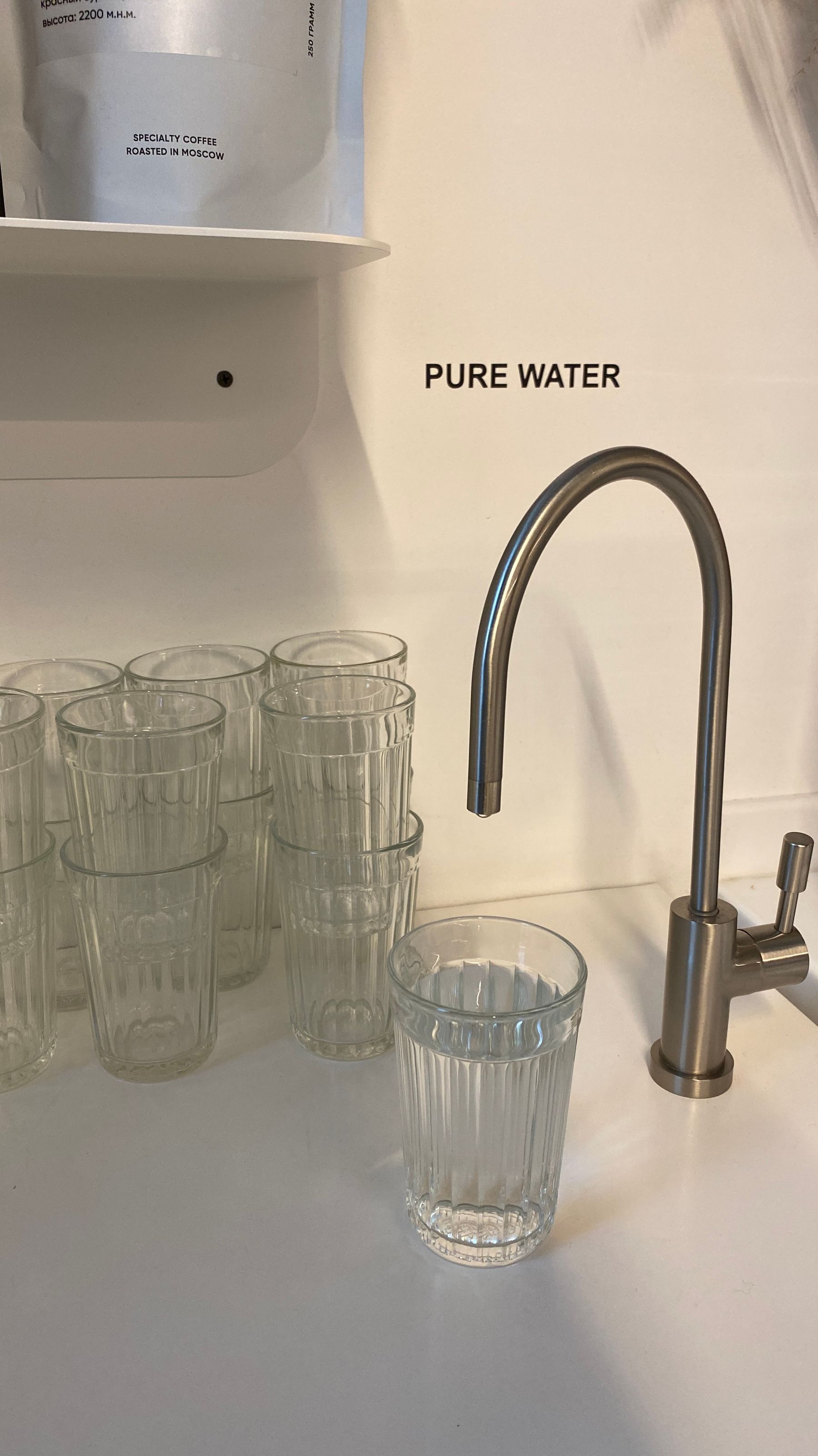 Acqua potabile erogata da un rubinetto