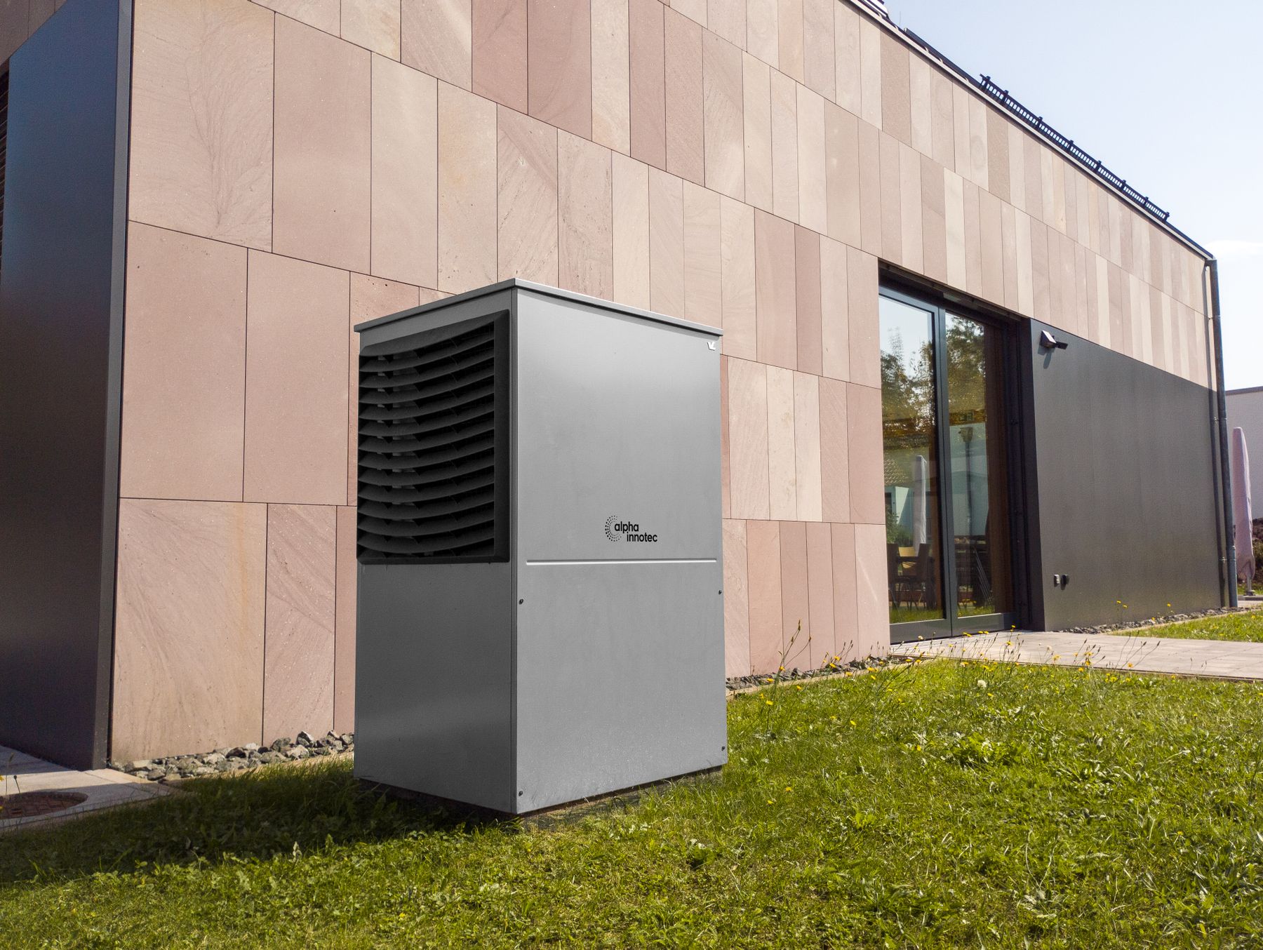 Pompa di calore installata all'esterno di un edificio moderno