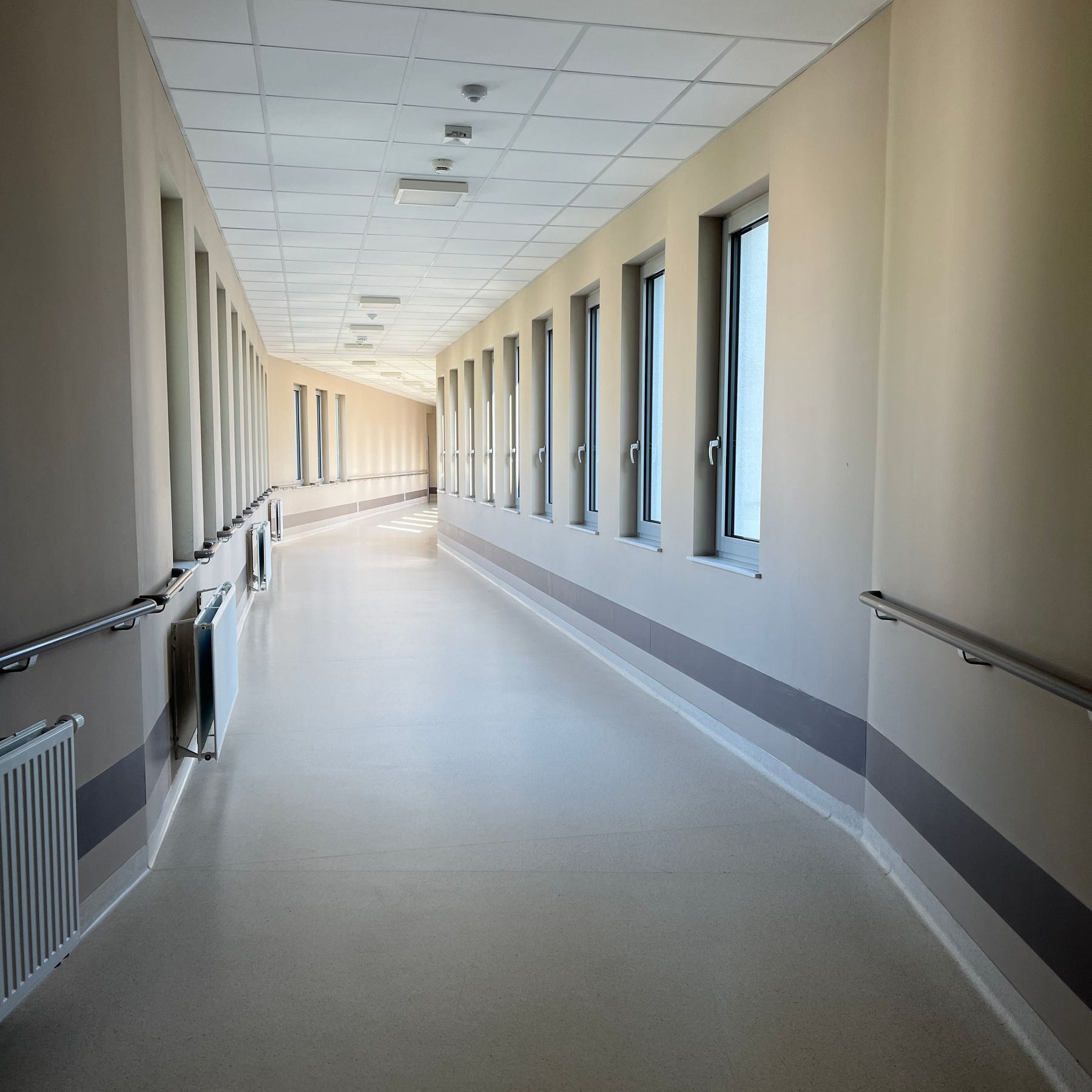 Corridoio luminoso di una struttura sanitaria
